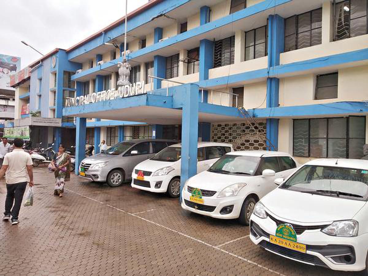 ಸಾರ್ವಜನಿಕ ಸ್ಥಳಗಳಲ್ಲಿ ಸಾಕು ನಾಯಿಗಳನ್ನು ತಂದು ಬಿಟ್ಟವರ ವಿರುದ್ಧ ಸೂಕ್ತ ಕ್ರಮ ಜಾರಿ ಸಾರ್ವಜನಿಕ ಸ್ಥಳಗಳಲ್ಲಿ ಸಾಕು ನಾಯಿಗಳನ್ನು ತಂದು ಬಿಟ್ಟವರ ವಿರುದ್ಧ ಸೂಕ್ತ ಕ್ರಮ ಜಾರಿ